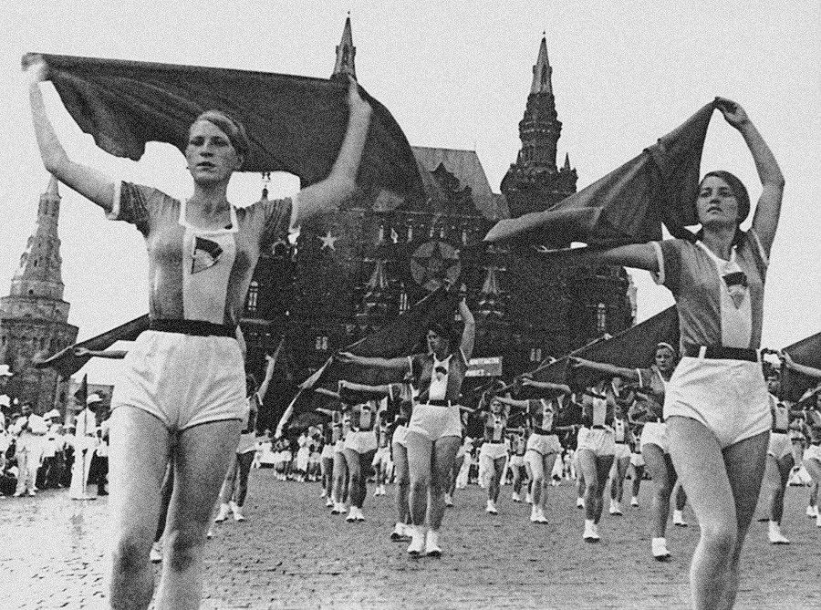 Parade Sportive Sur La Place Rouge De Moscou 1935