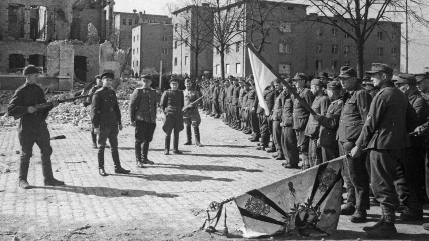 Mesmo após a vitória em Berlim, o Exército Vermelho continuou lutando contra os nazistas Mesmo após a vitória em Berlim, o Exército Vermelho continuou lutando contra os nazistas