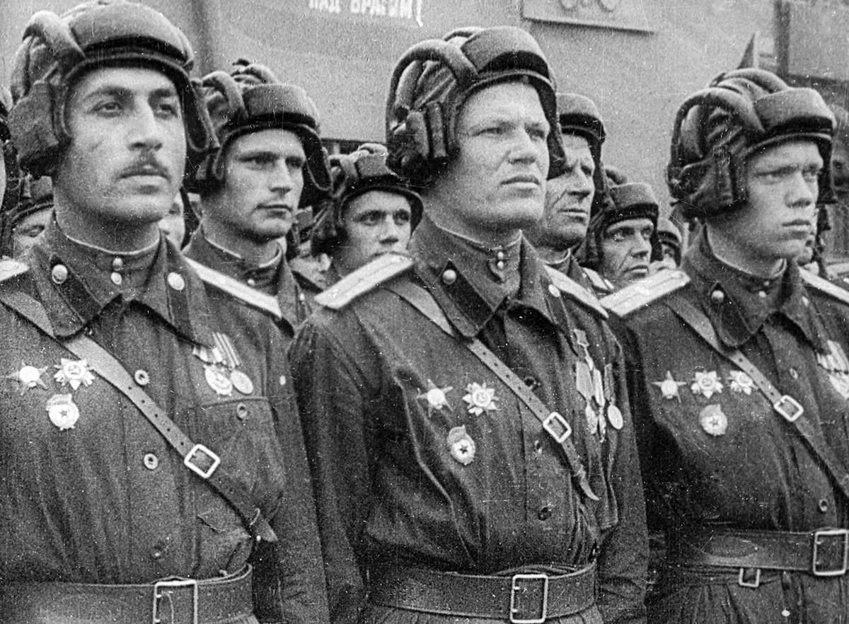 Парадный расчет советских танкистов во время парада на Красной площади по случаю Победы в Великой Отечественной войне. 1945.