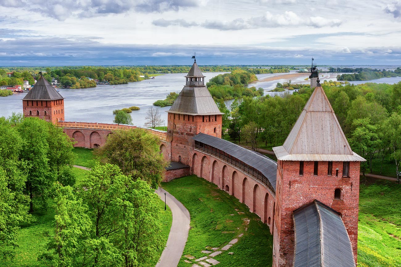 The Novgorod Detinets walls and towers