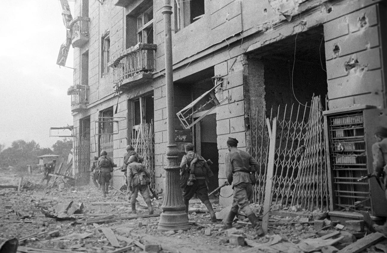 Mesmo após a vitória em Berlim, o Exército Vermelho continuou lutando contra os nazistas Mesmo após a vitória em Berlim, o Exército Vermelho continuou lutando contra os nazistas