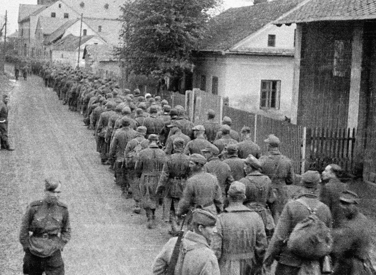 Mesmo após a vitória em Berlim, o Exército Vermelho continuou lutando contra os nazistas Mesmo após a vitória em Berlim, o Exército Vermelho continuou lutando contra os nazistas