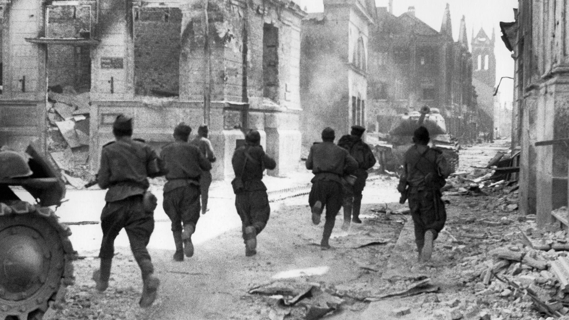 Mesmo após a vitória em Berlim, o Exército Vermelho continuou lutando contra os nazistas Mesmo após a vitória em Berlim, o Exército Vermelho continuou lutando contra os nazistas