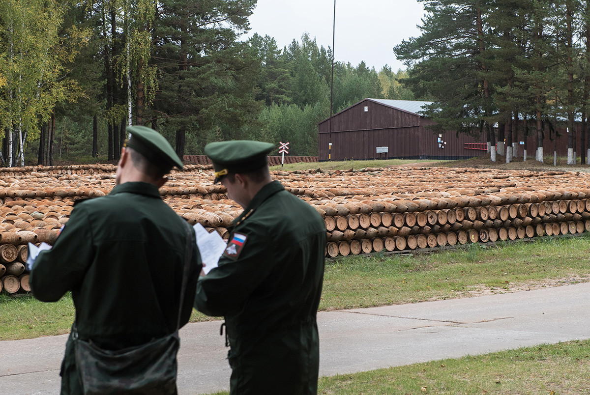 Изглед към района, където се съхраняват изгорени артилерийски муниции, които също могат да бъдат въоръжени с тактически ядрени бойни глави.
