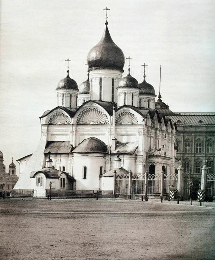 La Catedral del Arcángel en el Kremlin de Moscú, la necrópolis de los zares de Moscú.  Construido en 1508 por un arquitecto italiano conocido como Aloisio el Nuevo.