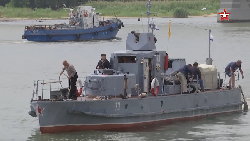 Hallada en la construcción del puente de Crimea, la BK-73 vuelve a navegar  77 años después - Russia Beyond ES