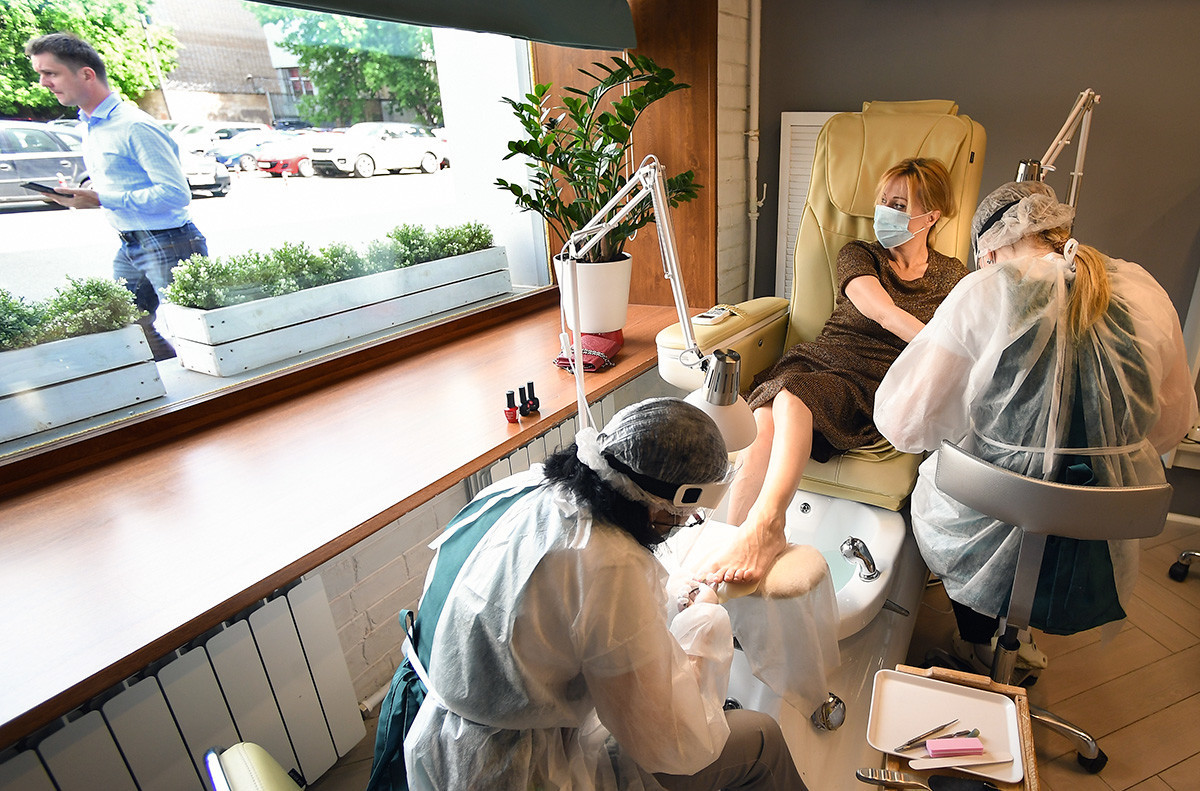 Manicures e pedicures no salão “Dedos”, após reabertura de salões de beleza