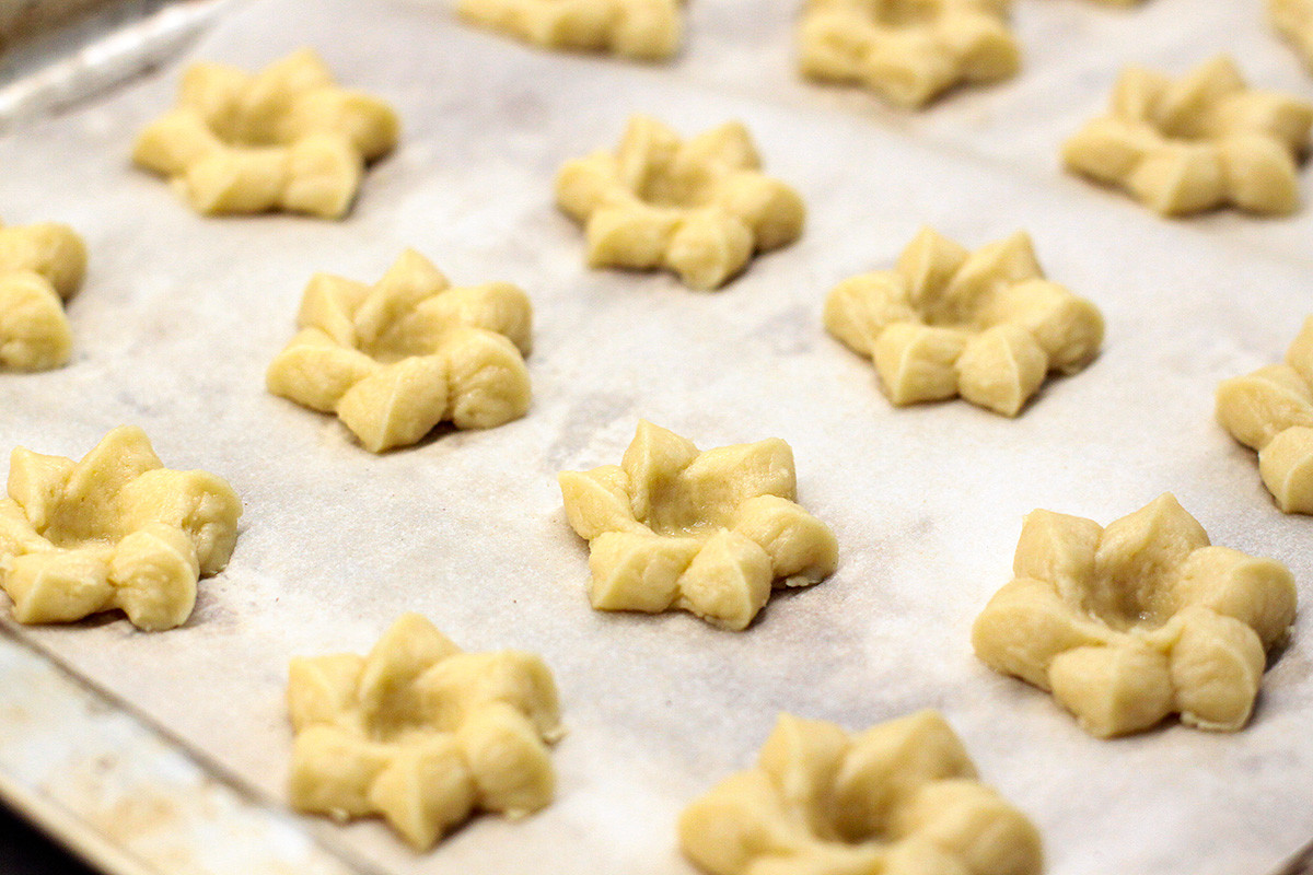 I kurabiye, i biscottini di pasta frolla a forma di fiore ...