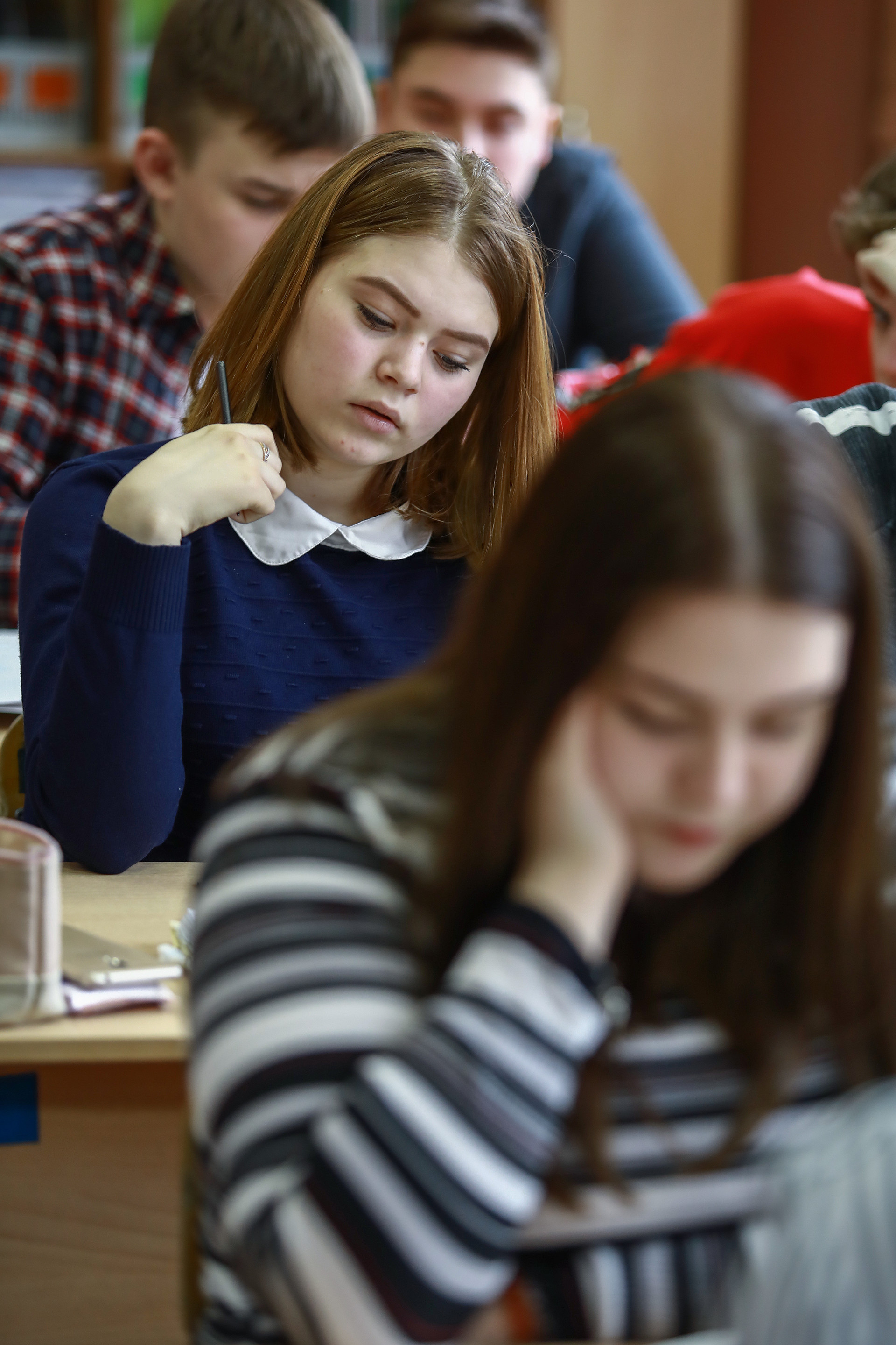Učenci v šoli med pripravo na izpite.