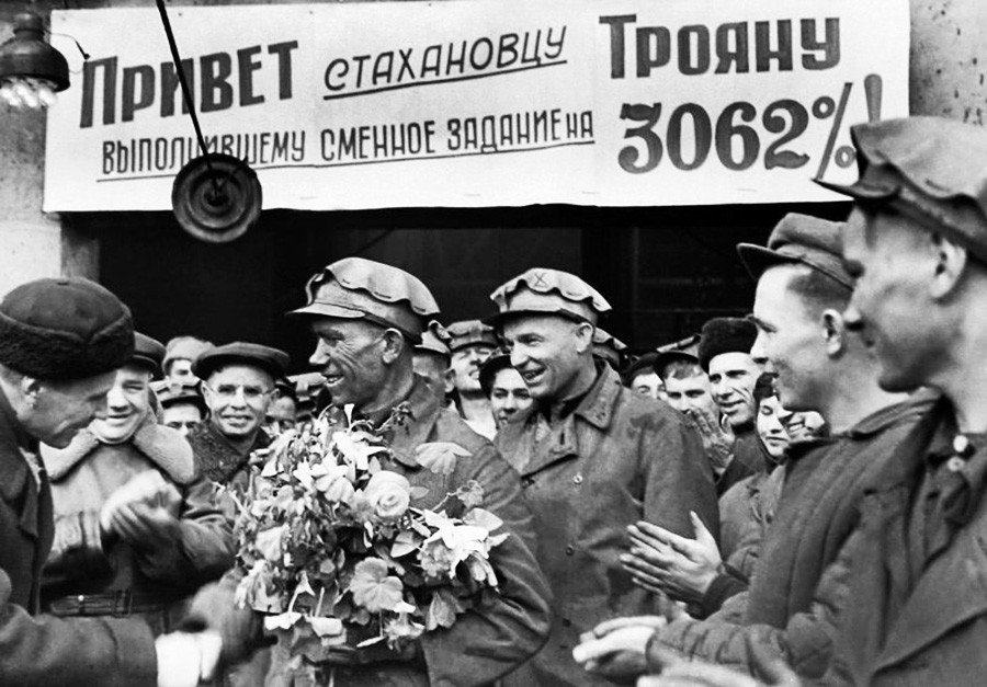 Среща със стахановеца Яков Троян след рекордна смяна