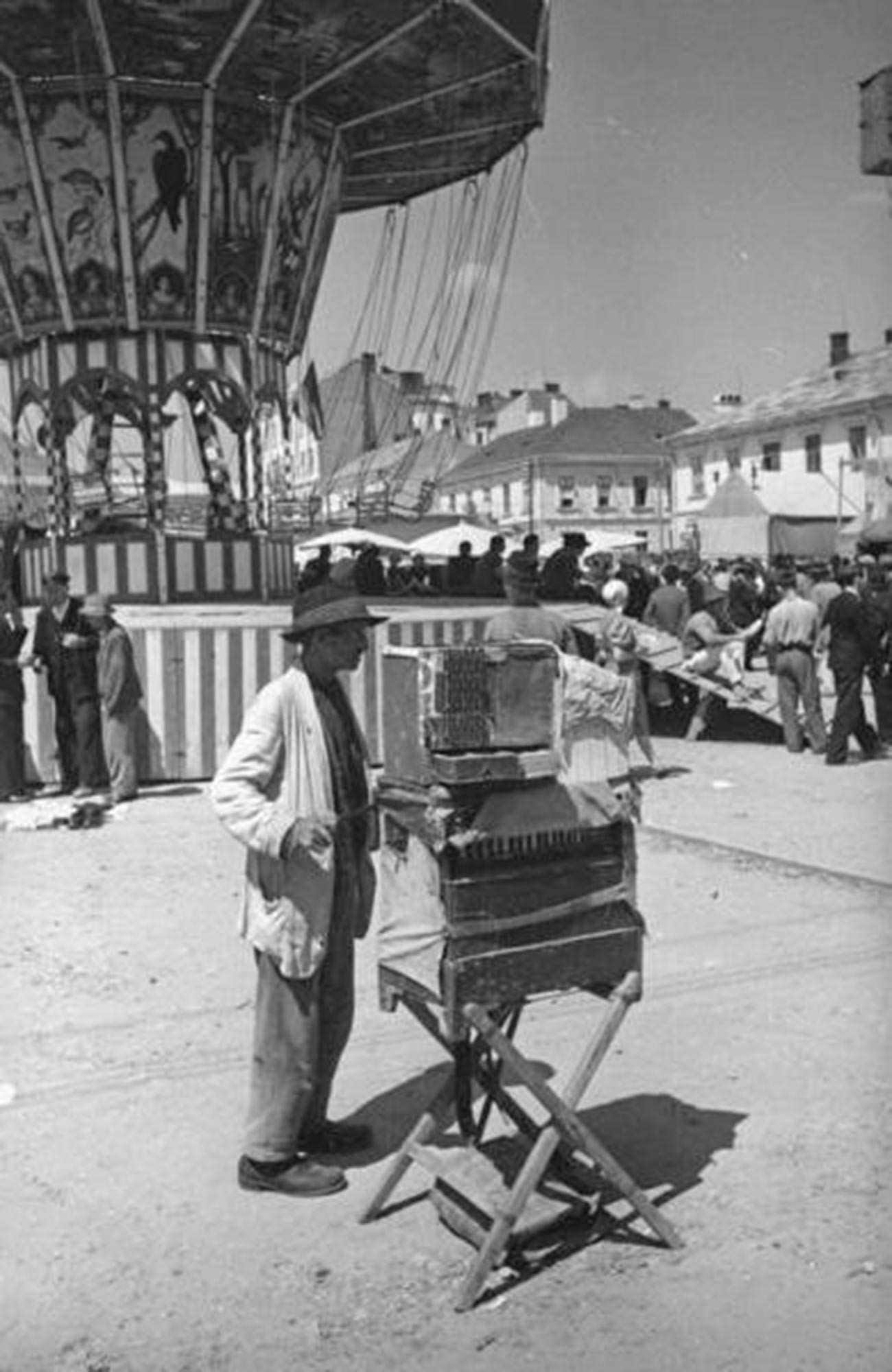 Шарманщик с попугаем на ярмарке в городе Черновицы, 1940 