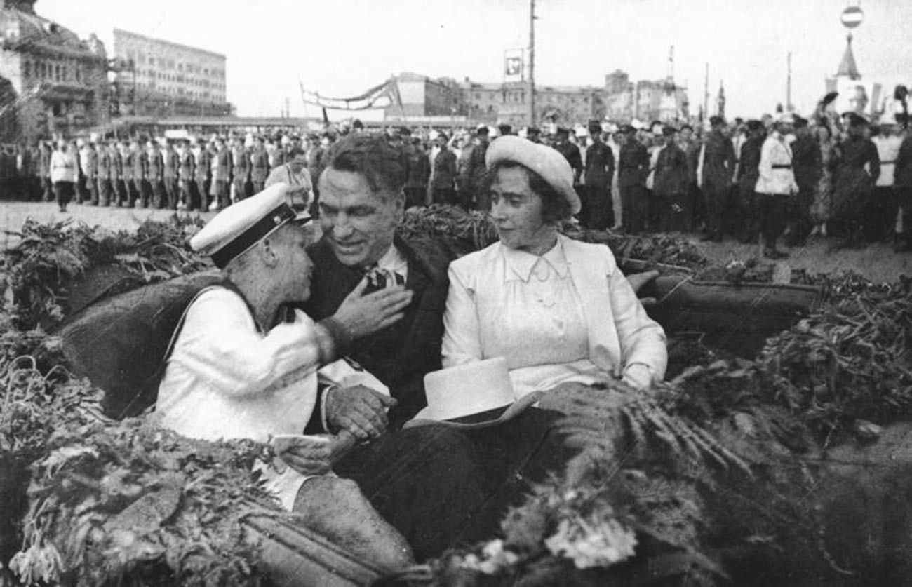 Valerij Čkalov sa ženom i sinom na trgu ispred Bjeloruske željezničke stanice.

