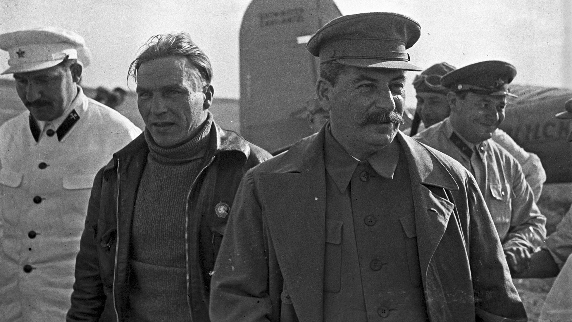 Любимецът на Сталин: Кой е съветският пилот, който прави каквото си ...