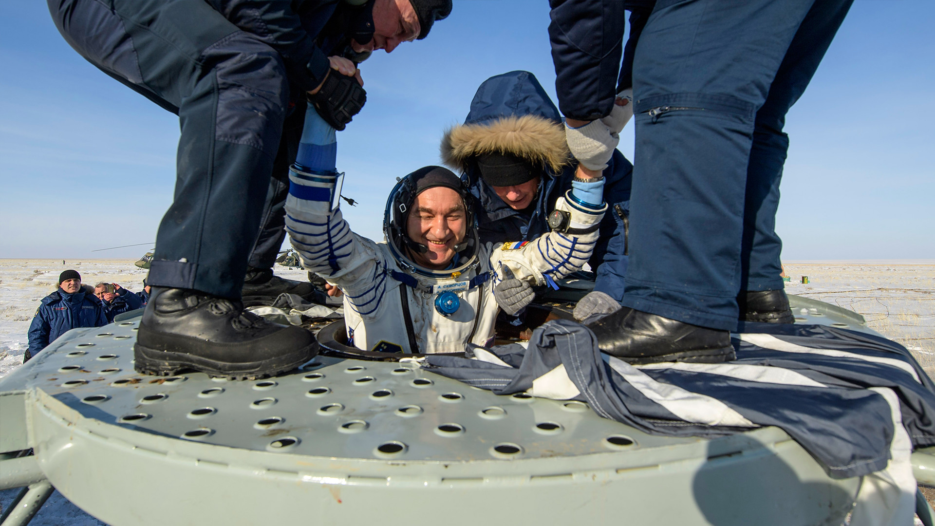 Космонавту Роскосмоса Александру Скворцову помогают выйти из космического корабля "Союз МС-13" после приземления аппарата недалеко от города Жезказган в Казахстане. 6 февраля 2020 года