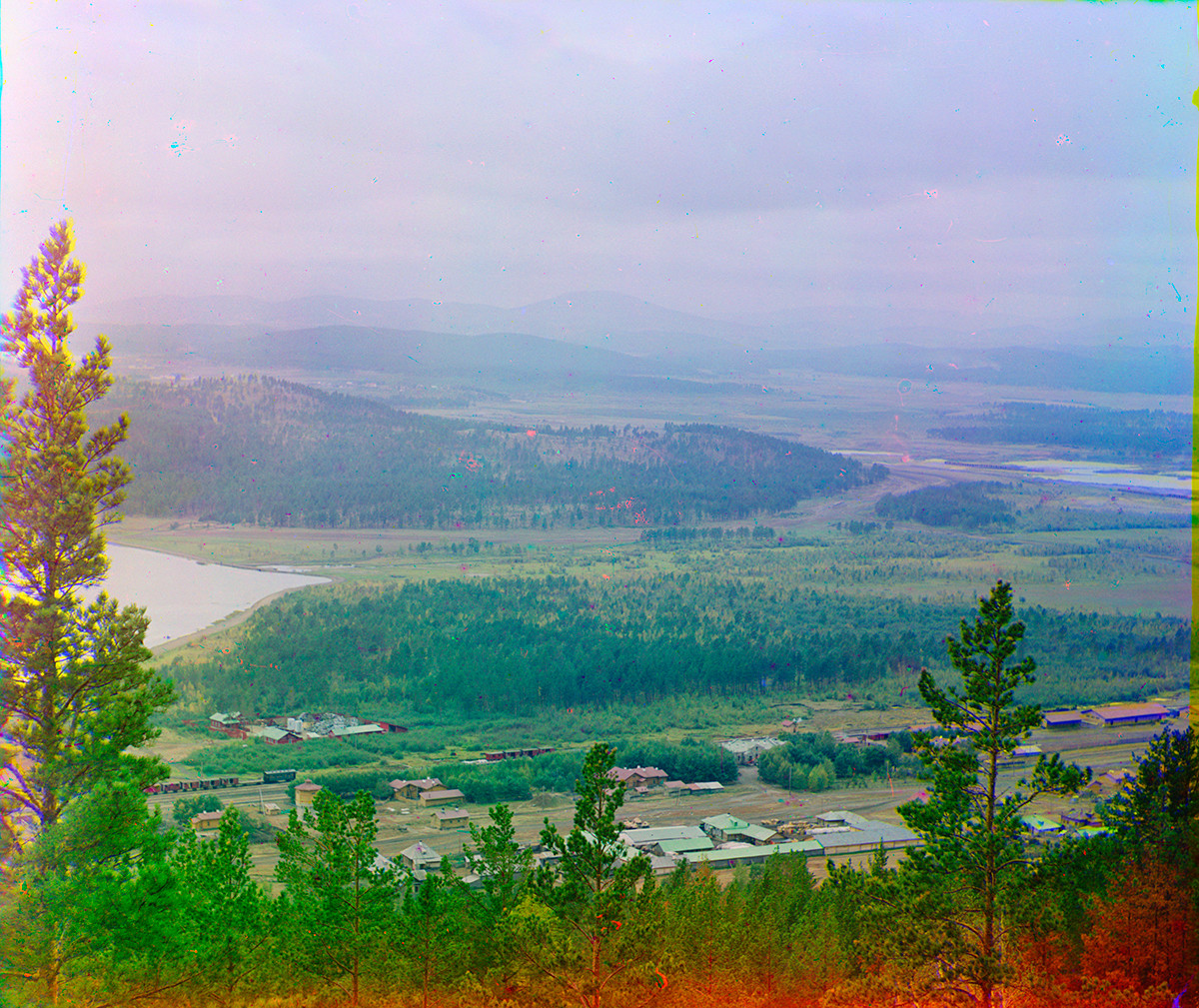 Panorama de Miass. Vue à l'ouest de la chaîne Ilmen avec la gare ferroviaire et la rampe de chargement d'origine de Miass. À gauche : rive nord du lac Ilmen. À droite : rivière Miass. 