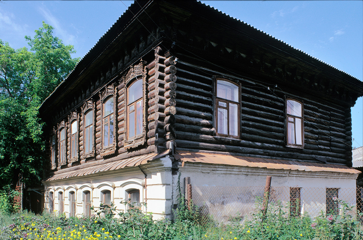 Maison en bois sur socle en brique, rue de l’Enfance N°3