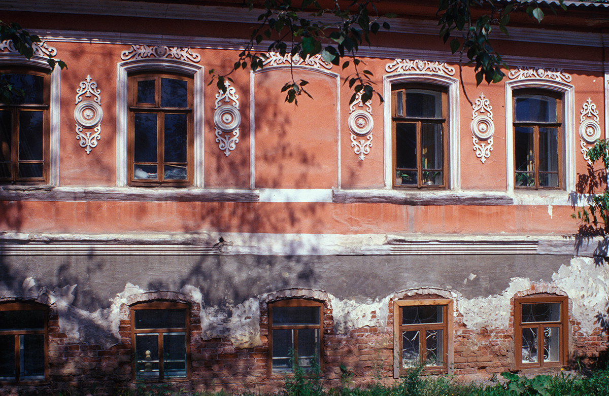 Façade en brique avec détails décoratifs, rue Pouchkine N°3