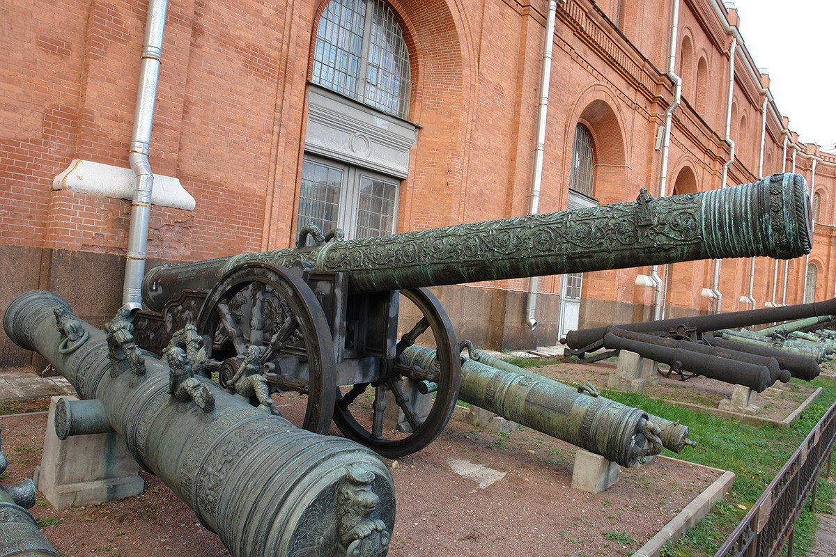 Arquebuse « Tsar Akhilles » du maître Andreï Tchokhov, Musée de l’artillerie de Saint-Pétersbourg