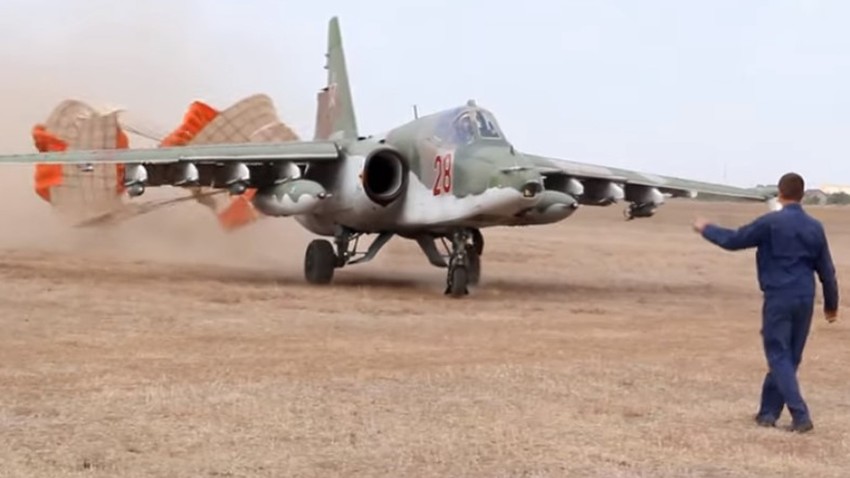 Avión Su-25, que también está en la Fuerza Aérea de Perú, aterrizando