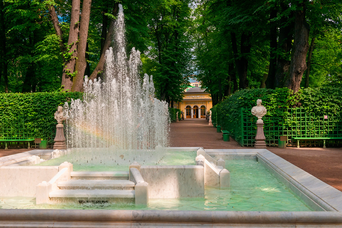 En images Les plus belles fontaines de SaintPétersbourg Russia