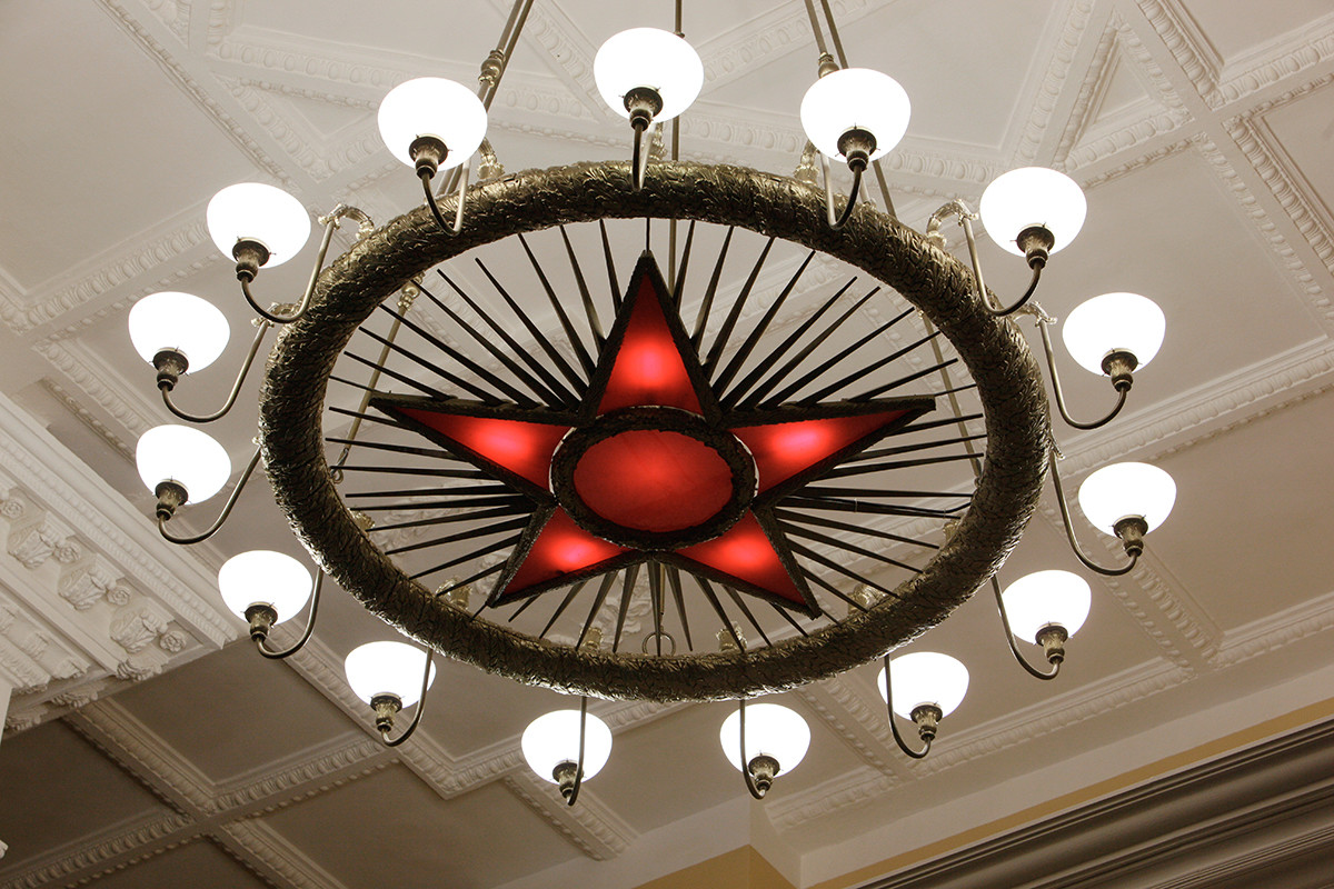 Como un cuento de hadas. Los candelabros más bellos del metro de Moscú