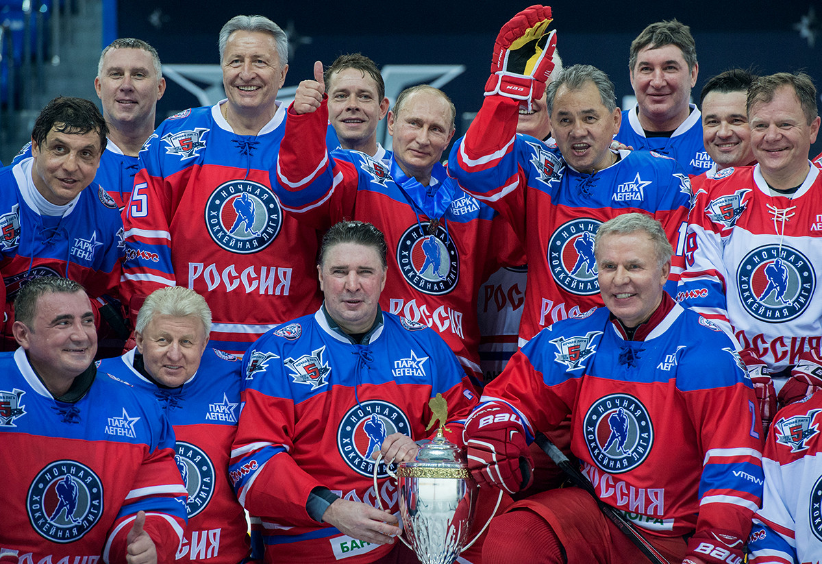 7. listopada 2015. Predsjednik RF Vladimir Putin nakon utakmice između reprezentacije prvaka NHL-a i reprezentacije Upravnog odbora i počasnih gostiju NHL-a.

