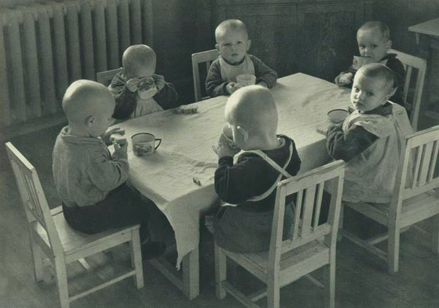 Enfants de bolcheviks dans une maternelle. Usine automobile AMO (future ZIL)
