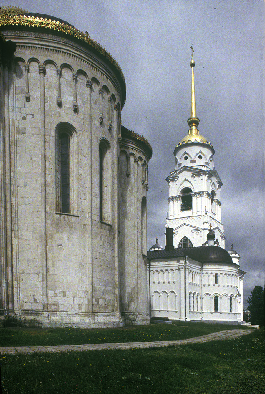 Dormition Cathedral, apse, northeast view. Right: East wall of Church of St. George. June 19, 1994