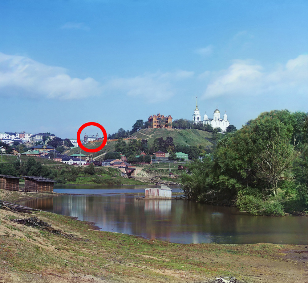 Vladimir panorama. View north from right bank of Klyazma River. Center left (in circle): Red brick City Council Building (partially visible). Upper right: Dormition Cathedral. Summer 1911