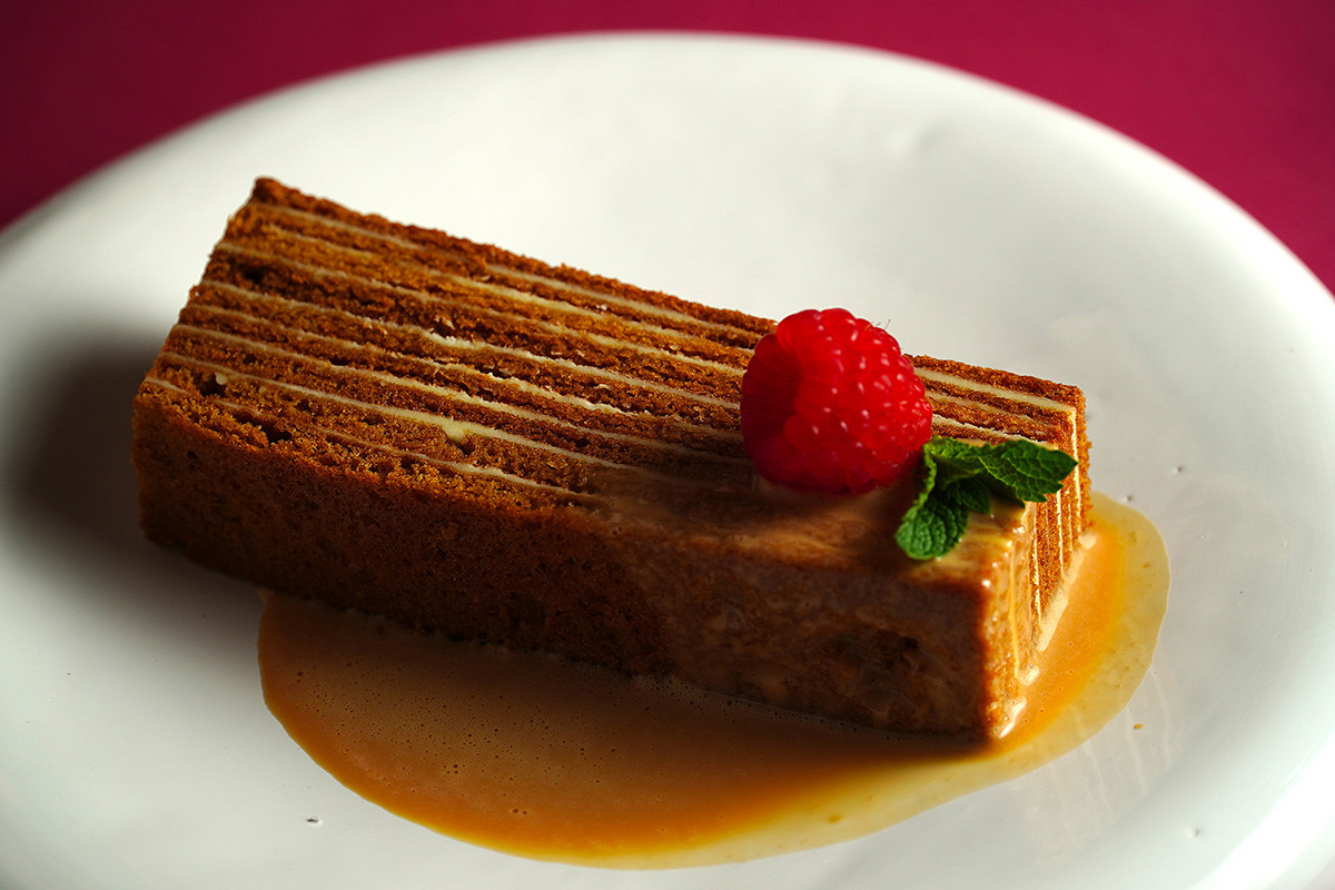 A medovik (honey cake) with a ryazhenka-based sauce.