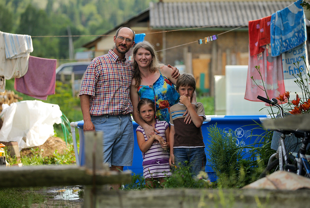 Violinista Dmítri Khetemov, 42, seguidor do movimento religioso da Igreja do Último Testamento, com sua esposa Natalia, a filha Sofia, 6, e o filho Aleksandr, 9