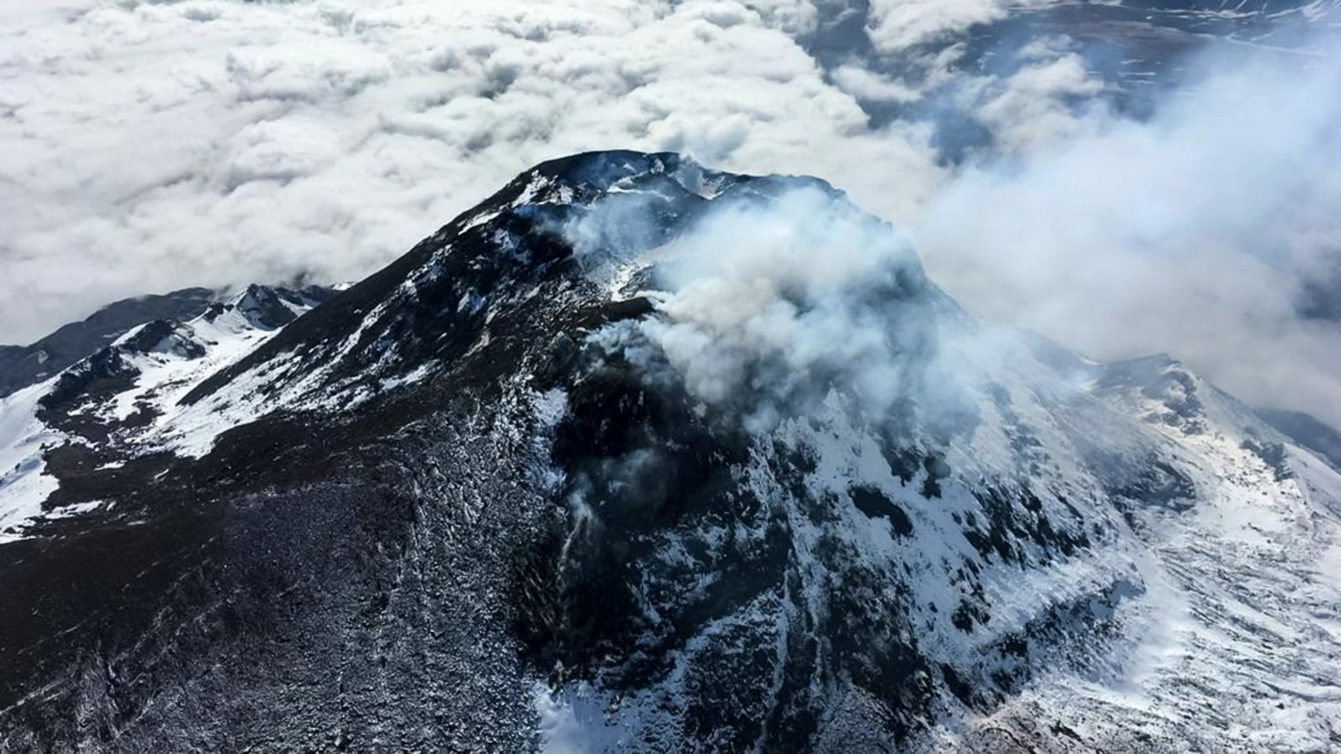 Dua Gunung  Berapi Meletus  di Kamchatka FOTO  Russia Beyond