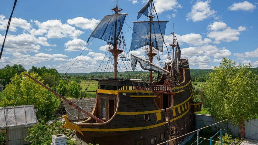 Ruso construye maqueta a tamaño real de un galeón en su patio trasero