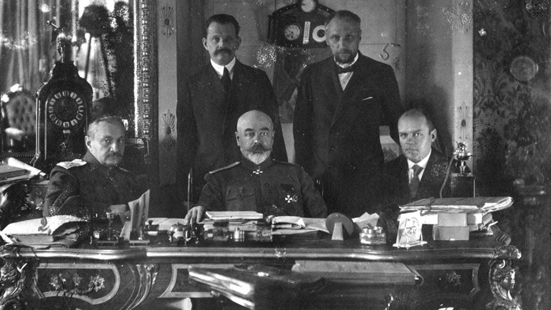 Лято 1919. Таганрог. Отляво надясно генерал И. П. Романовски, генерал А. И. Деникин, К. Н. Соколов. Стои - Н. И. Астров, Н. В. Савич
