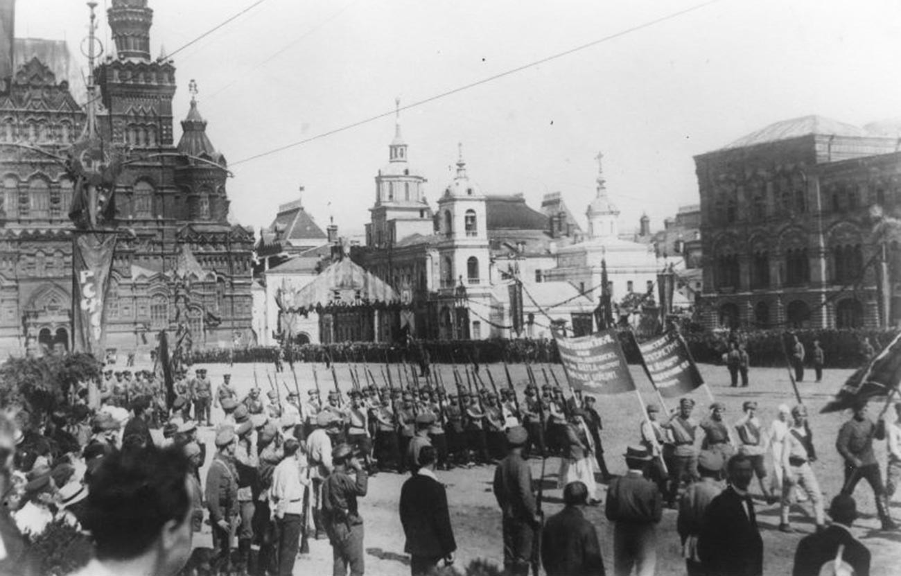 Москва. Изпращане на комунистически войски на фронта