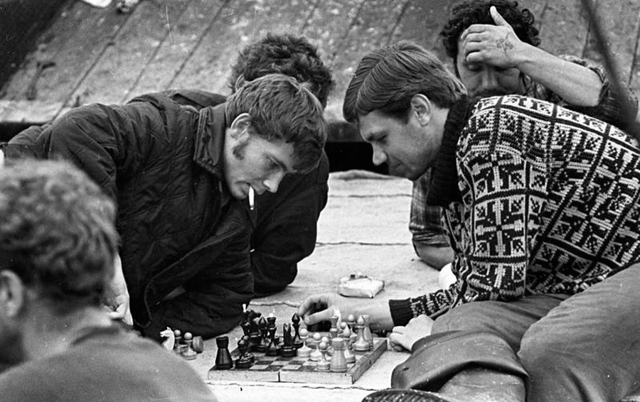 Los marineros juegan al ajedrez. 1972.