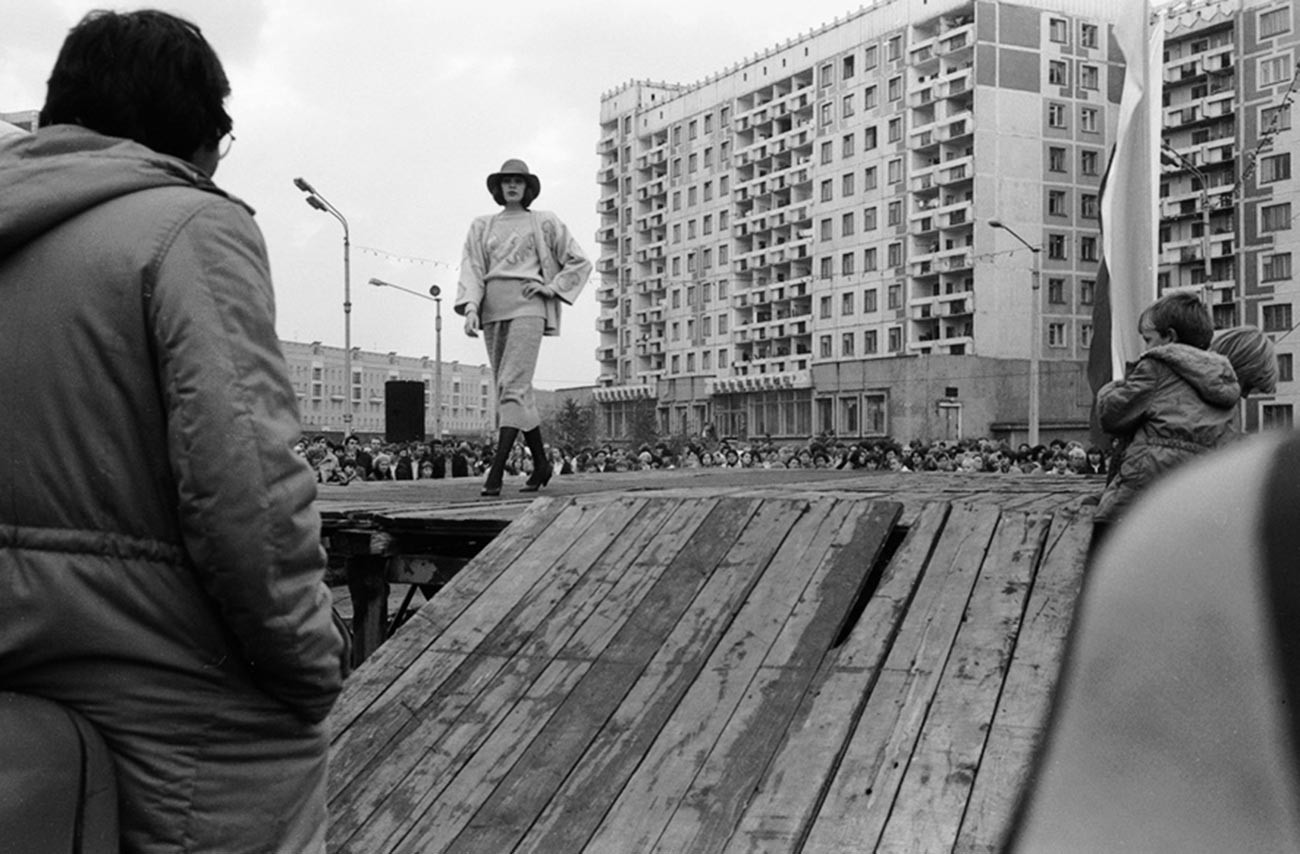 Apresentação de coleção de moda em meio a blocos de apartamentos residenciais, Novokuznetsk, 1987