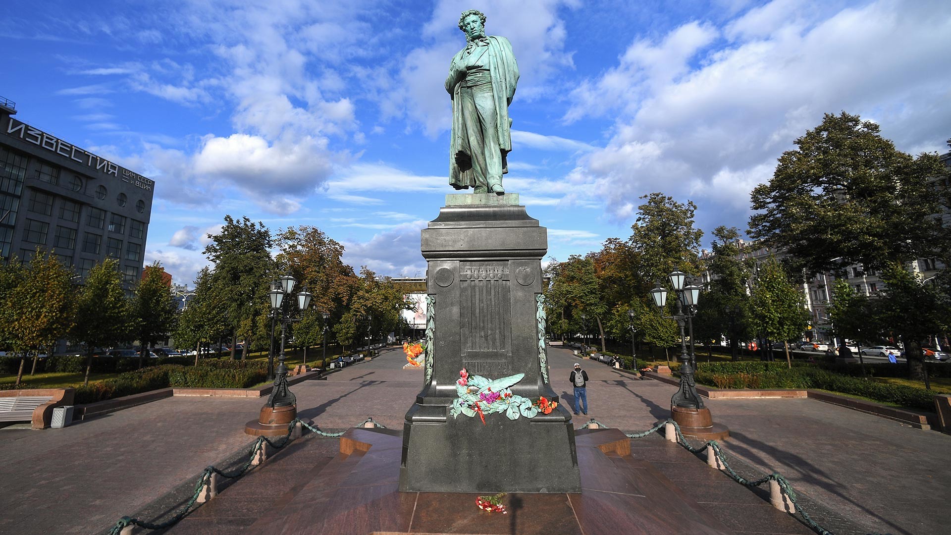 Why do Russians lay fresh flowers at monuments? - Russia Beyond