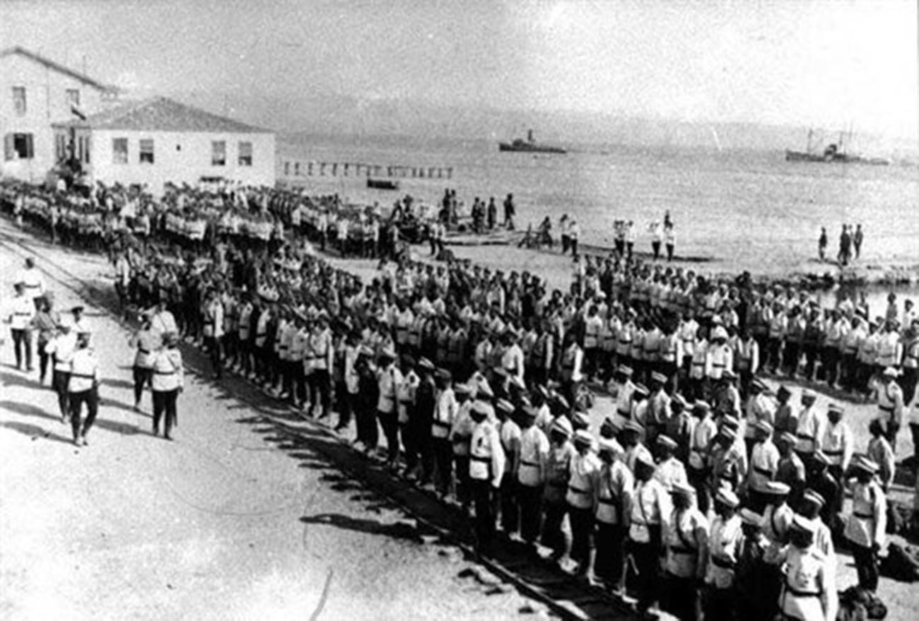 Le général A. Koutenov examine les troupes sur la péninsule turque de Gallipoli, avant leur départ pour la Bulgarie, en 1921