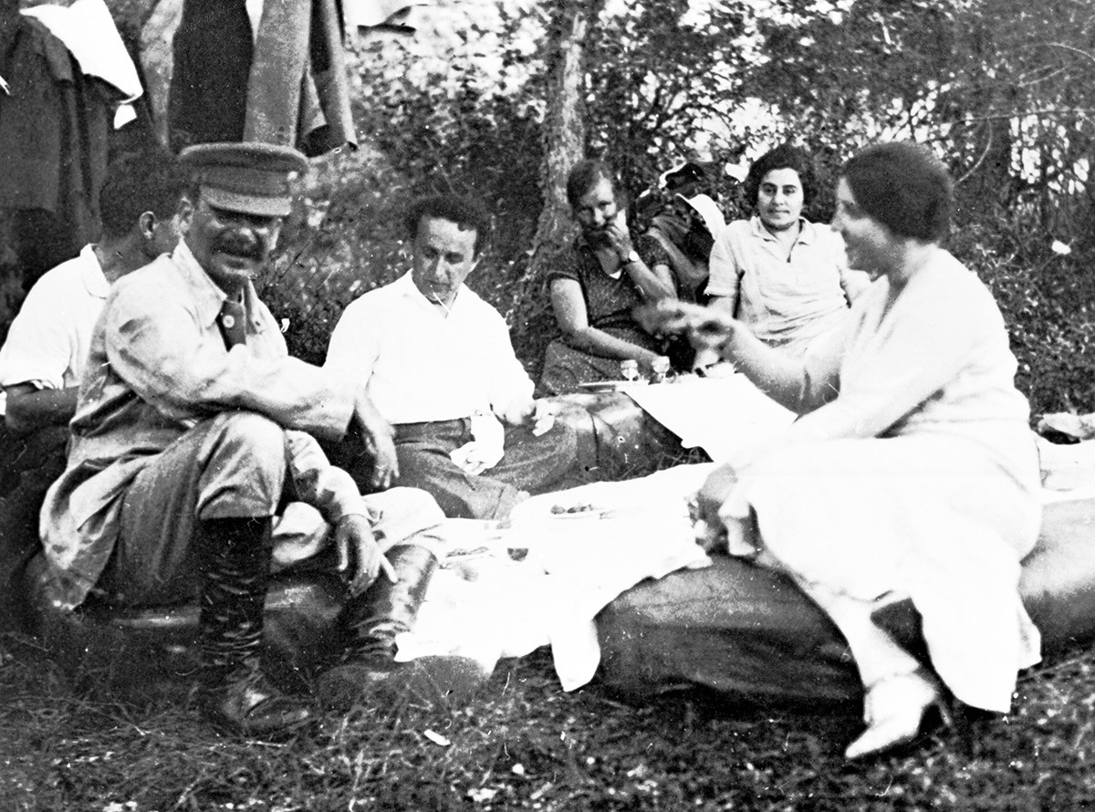 Staline avec ses amis et sa femme Nadejda Allilouïeva