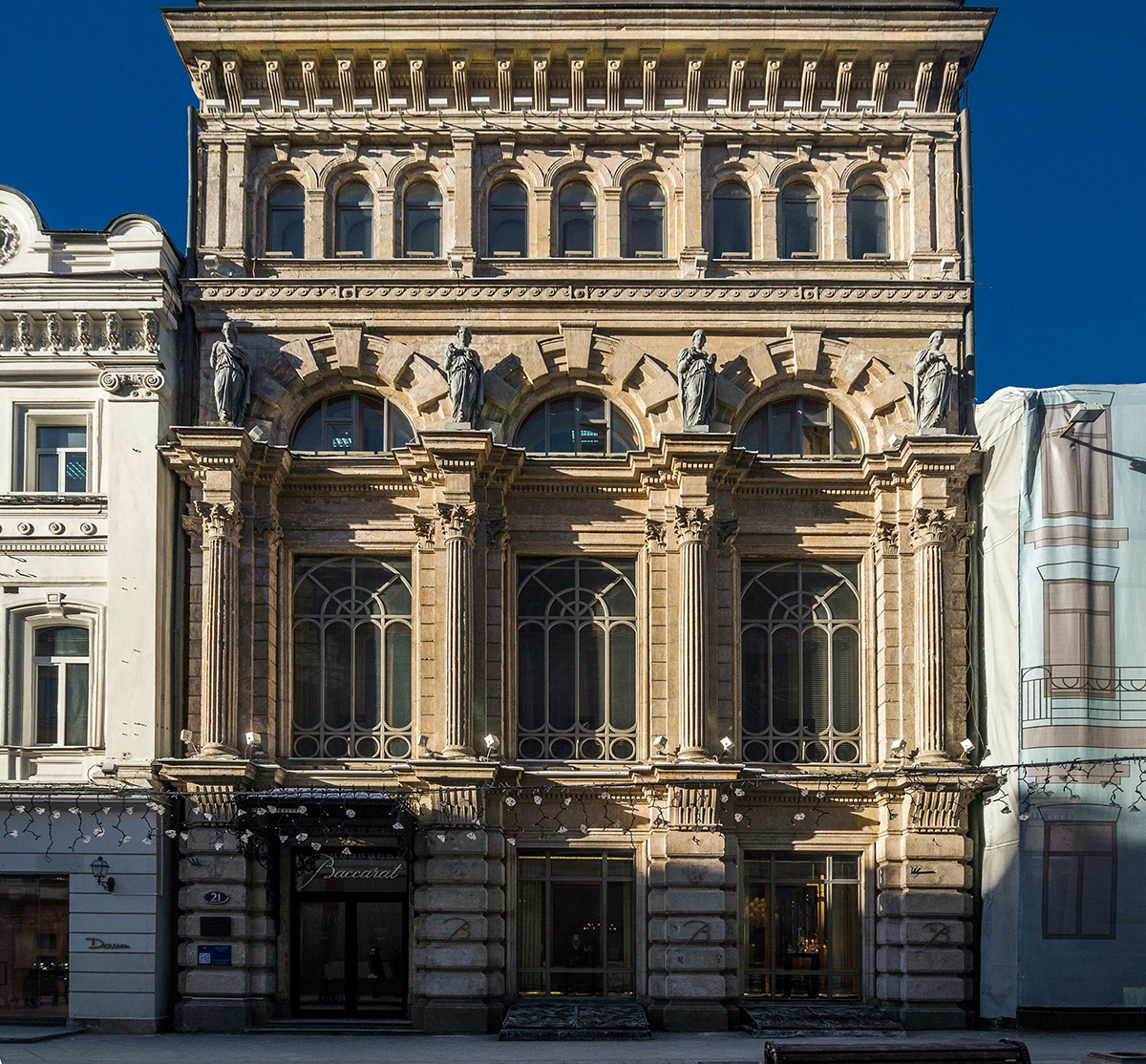 Von Europa inspiriert: Die geheimnisvollsten neogotischen Häuser in