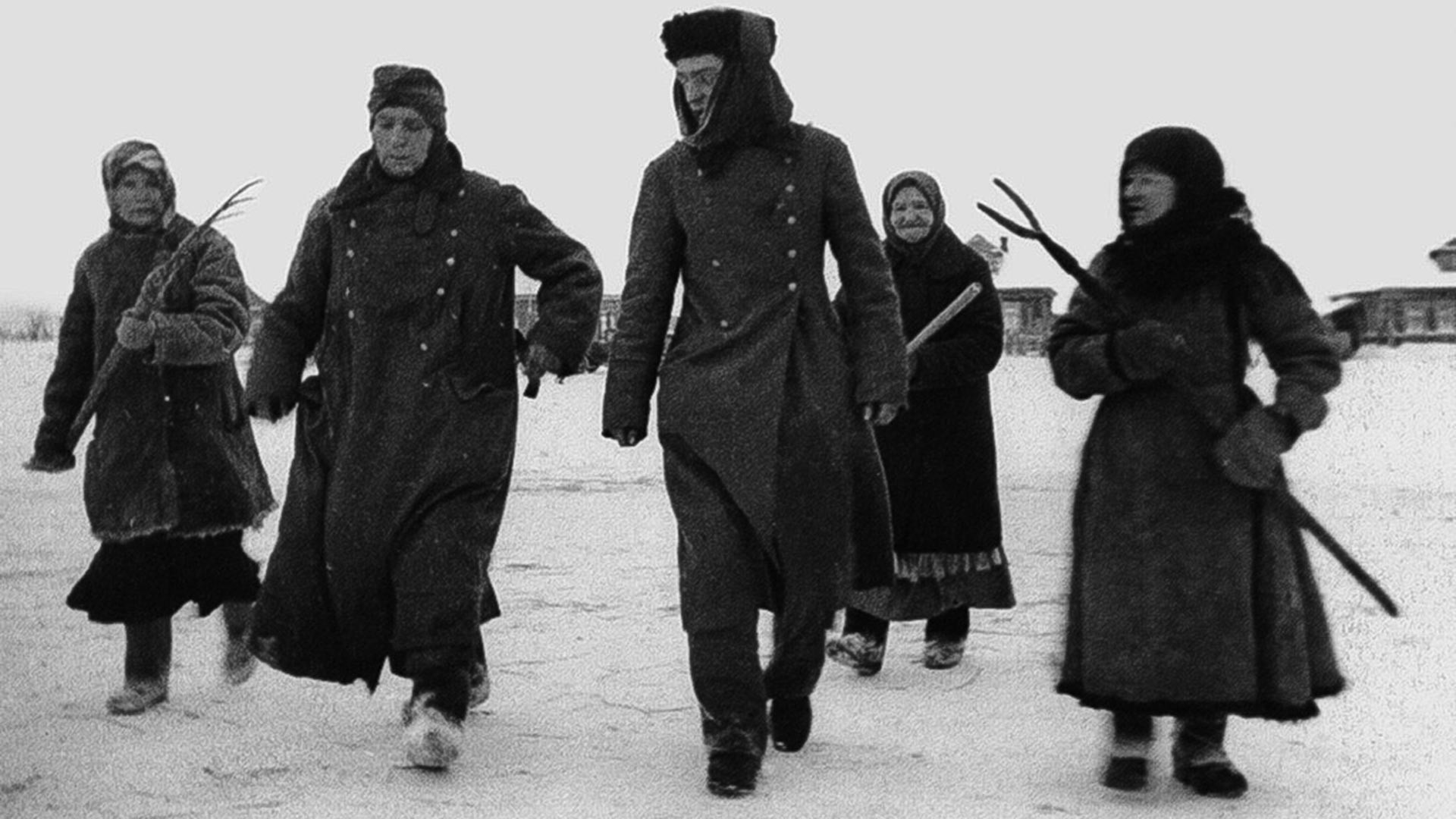 Жене у пратњи заробљених фашиста. Немци су код Москве били потучени до ногу.