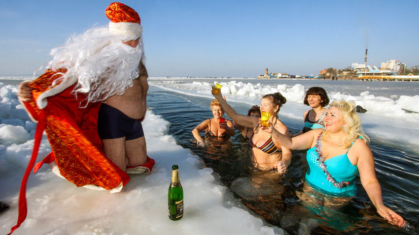14 WEIRDEST Russian Santas (PHOTOS) - Vimarsana News