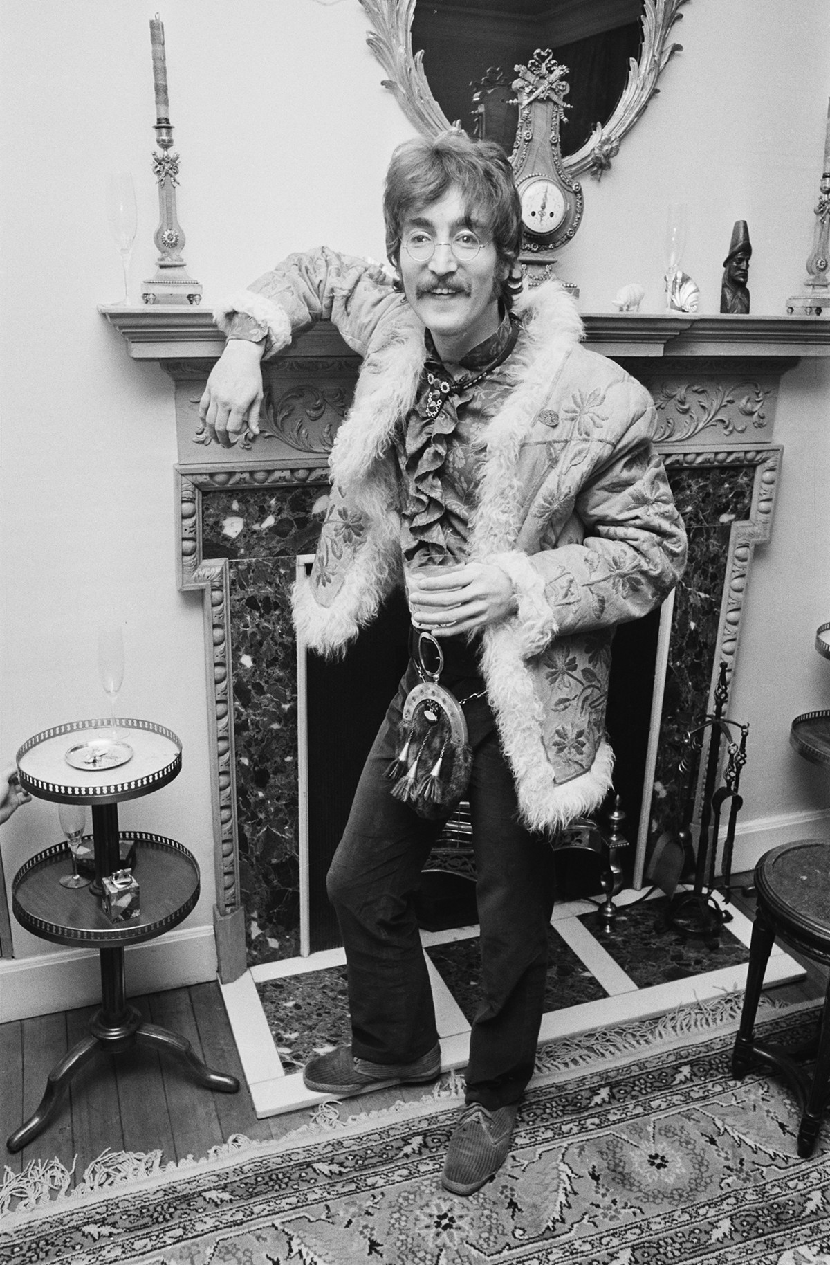 John Lennon vestindo um casaco afegão.