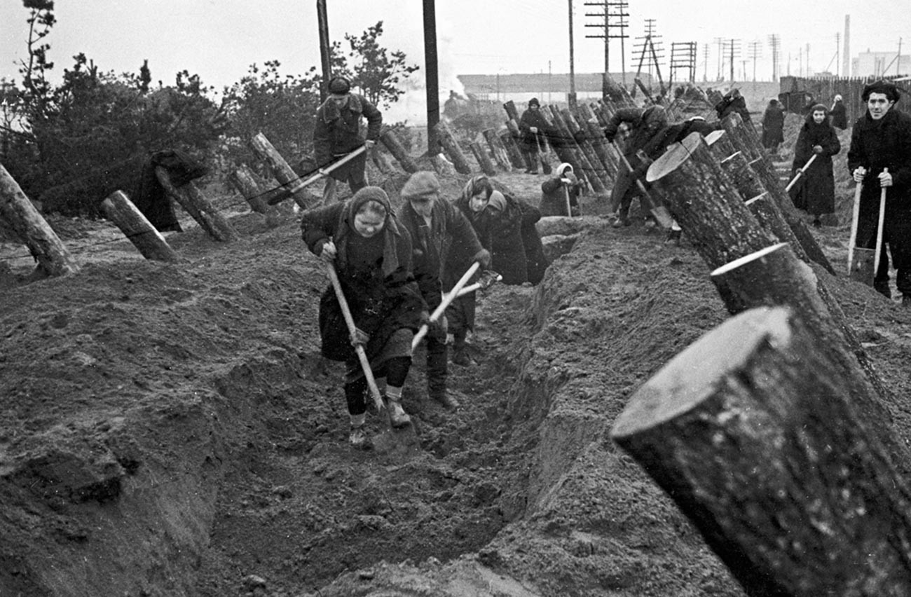 Moscovitas constroem linhas de defesa nos acessos à cidade