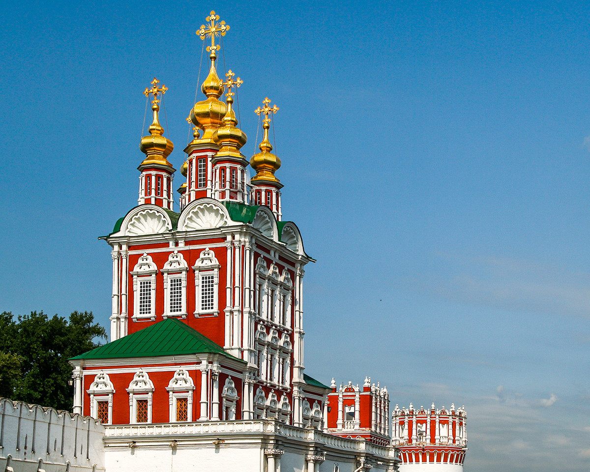 Gate-Church de la Transfiguration au couvent de Novodievitchi à Moscou, 17e siècle
