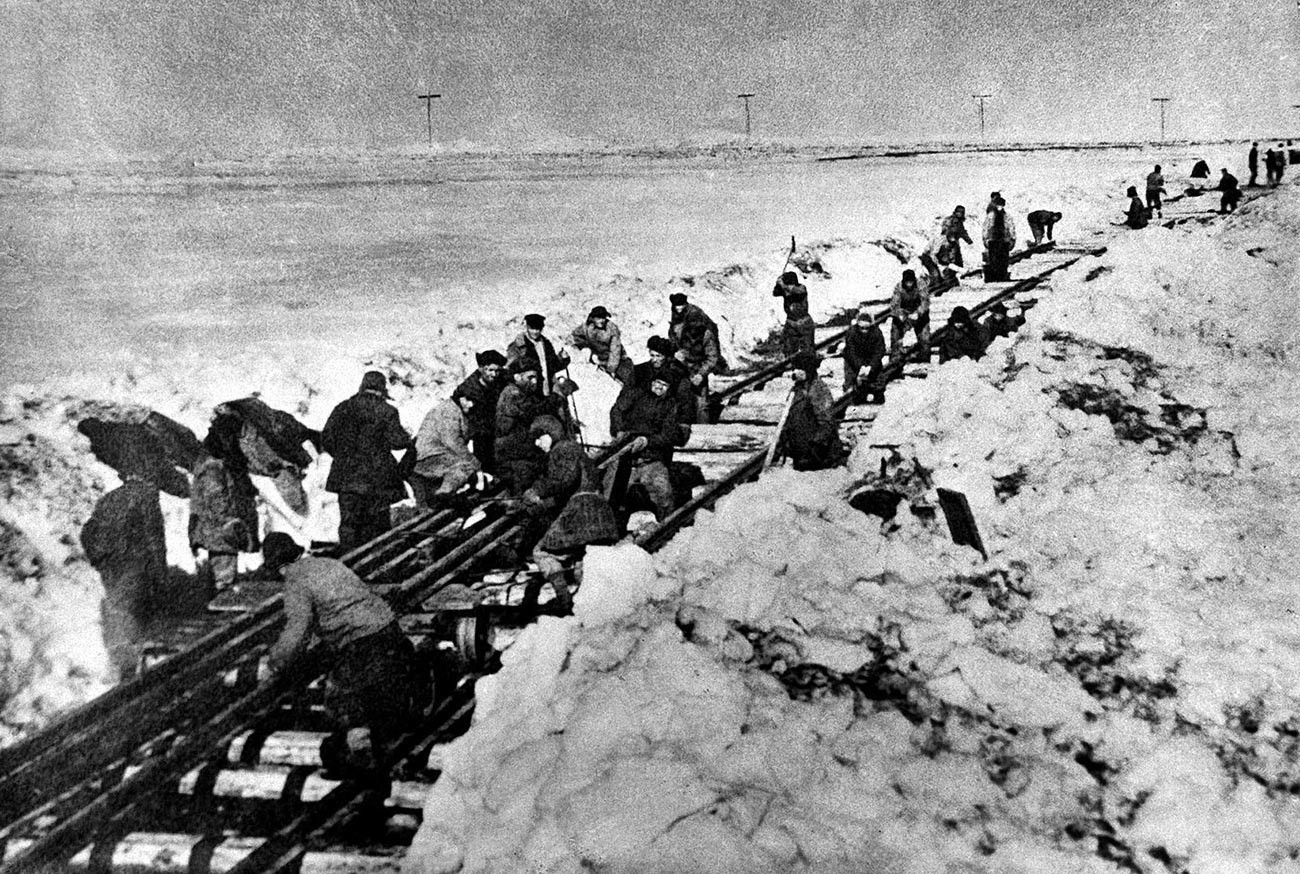 Gulag inmates working on the Transpolar Mainline