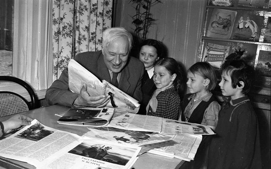 Дечији писац Корнеј Чуковски са малим читаоцима, 1957. године