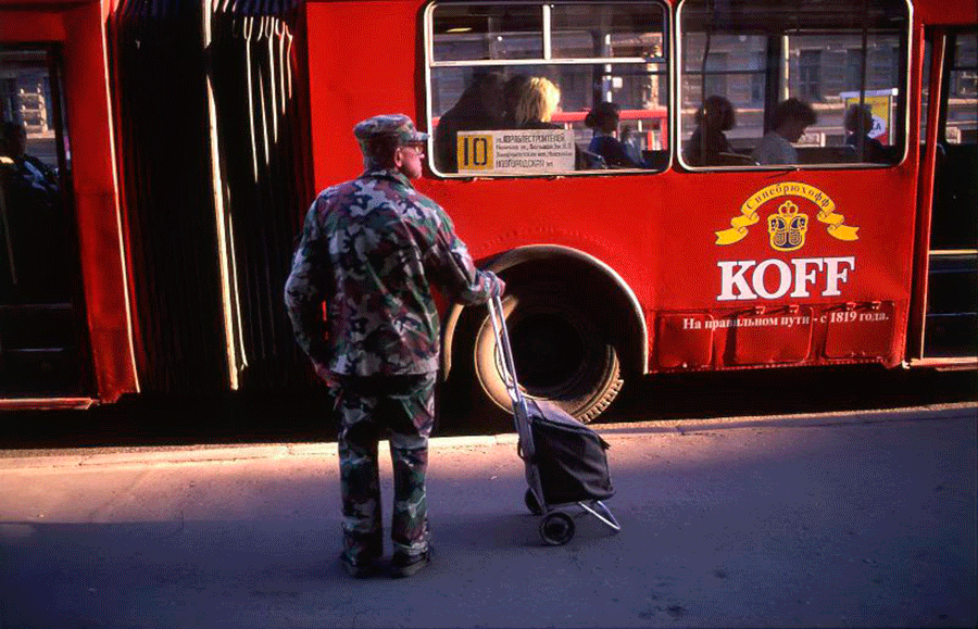 На автобусна спирка, 1995 г.
