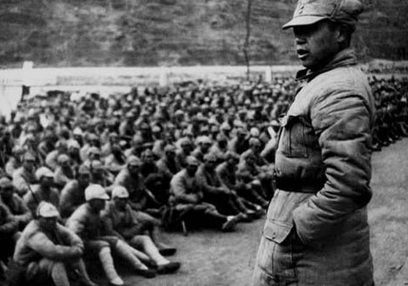 Communist leader Chen Xilian addressing the Chinese People's Liberation Army soldiers in 1940.